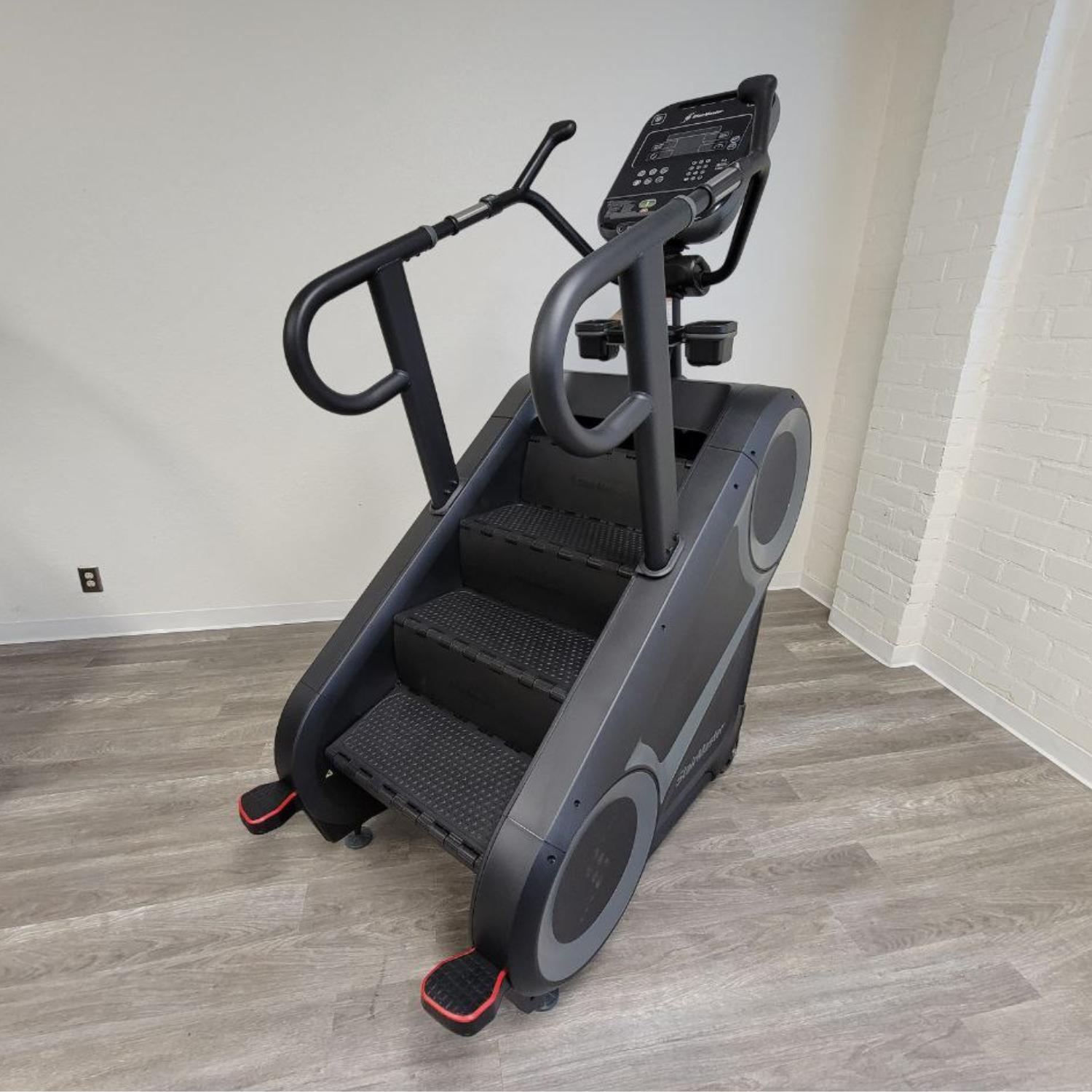 STAIRMASTER GAUNTLET 8GX SERIES STEPMILL W/LCD CONSOLE- USED/ REFURBISHED.  - LAST 2 AVAILABLE - Gym Pros Warranty Only !